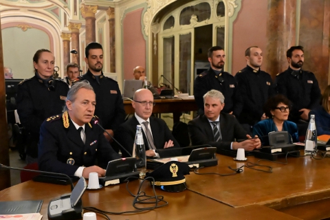 Ragazza salvata, il grazie alla Polizia di Stato