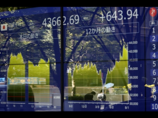 Borsa: Asia contrastata tra dazi e Fed