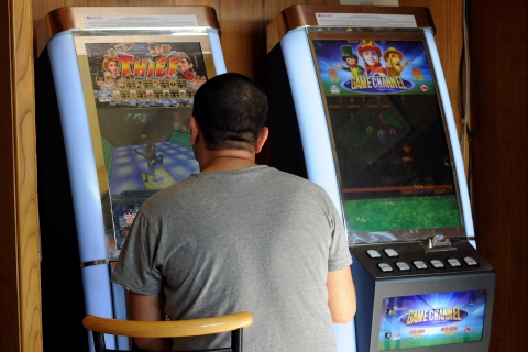 Niente soldi per le slot: minacce, violenze e sputi alla compagna