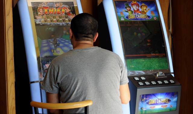 Secondo l’accusa, il 50enne cubano era ludopatico e maltrattava la convivente perché lei non gli dava i soldi per giocare alle slot (foto Archivio)