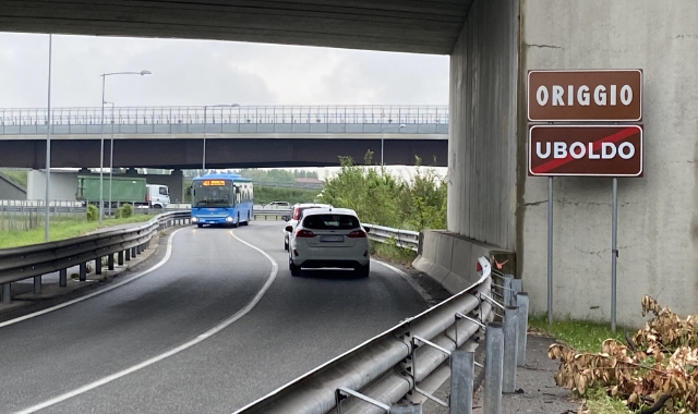 Il tratto di strada fra Origgio e Uboldo dal quale i ladri hanno rubato il rame “spegnendo” le luci e facilitando le aggressioni