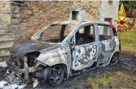Auto in fiamme all’alpe Deccia
