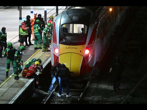 Assalto a treno in Gb, polizia evoca 'attacco terroristico'