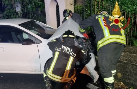 Auto sbatte contro un muro: feriti due giovani