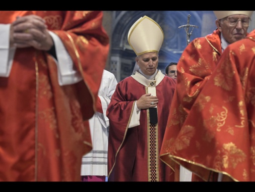 Papa Leone in preghiera sulla tomba di Francesco