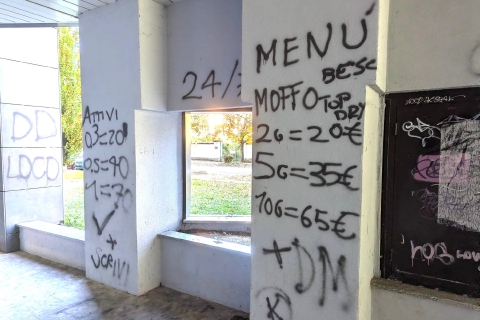 Sul muro del Retrostazione il tariffario della droga