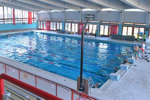Varese, quasi mille firme per salvare la piscina