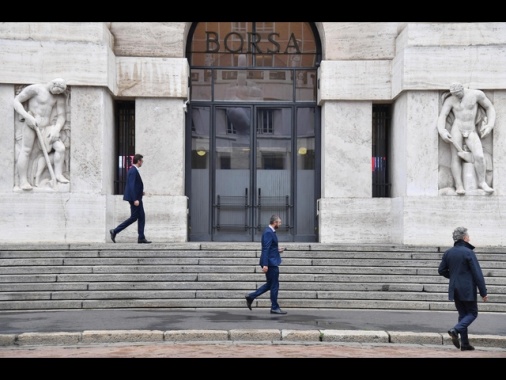 Borsa: Milano dimezza il calo (-0,82%), corre Ferrari, giù Buzzi