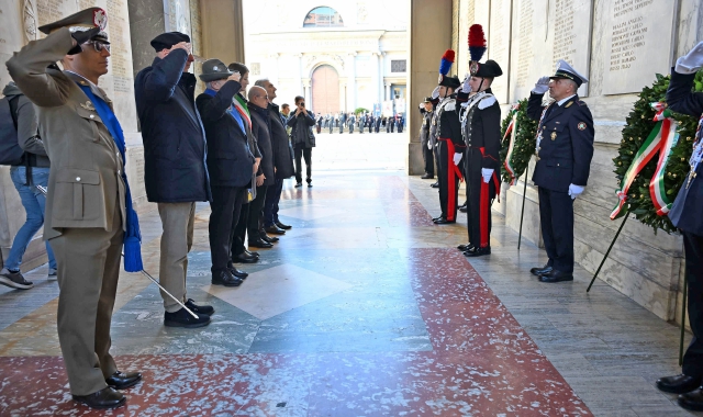 La deposizione delle corone d’alloro (foto Angelo Puricelli)