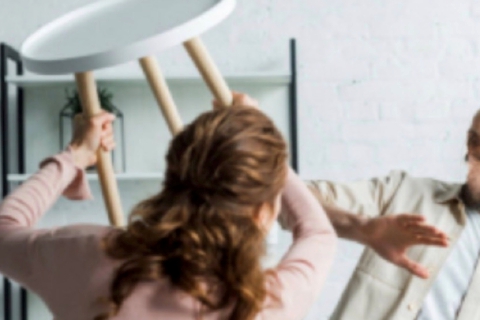 «Sei una palla di lardo»: sputi, insulti e umiliazioni al marito