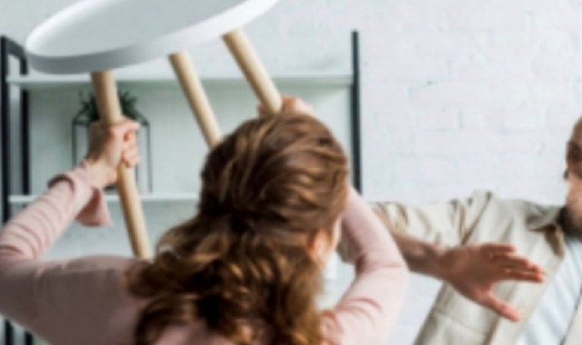 A processo una donna di 48 anni accusata di maltrattamenti nei confronti  del marito e dei tre figli. Era stata allontanata dalla famiglia