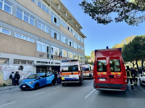 Spray urticante in scuola a Pescara, evacuato liceo