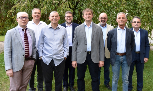 Gli otto nuovi diaconi pemanenti. Fabrizio Galimberti e Alberto Caldera sono rispettivamente il terzo e il quarto da destra