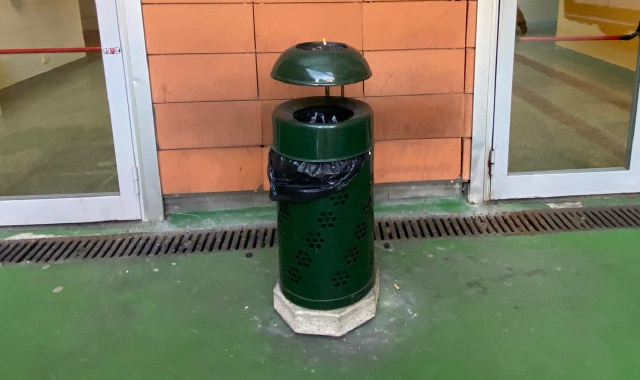 Uno dei cestini con posacenere installati all’esterno dell’ospedale