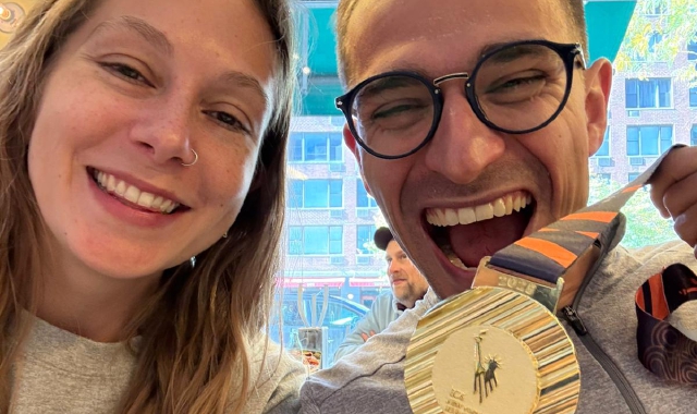 Alessandro Turconi con la moglie americana Alexa mostra la medaglia conquistata alla maratona di New York e, sotto, la foto ricordo: è arrivato quinto fra gli italiani