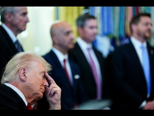 'Trump si appisola durante un evento', ironia dei dem sul web