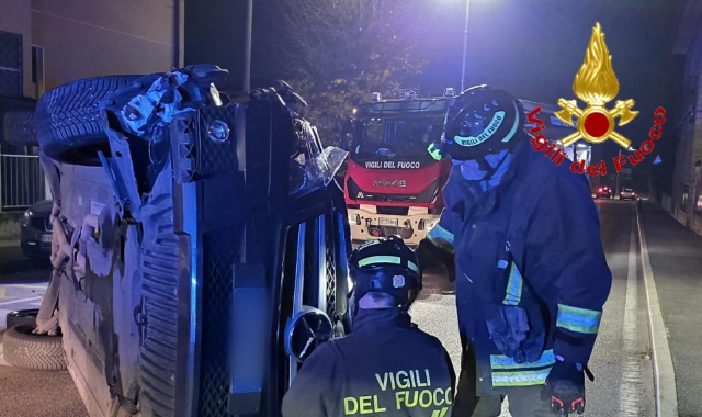Auto si ribalta: donna soccorsa a Cardano