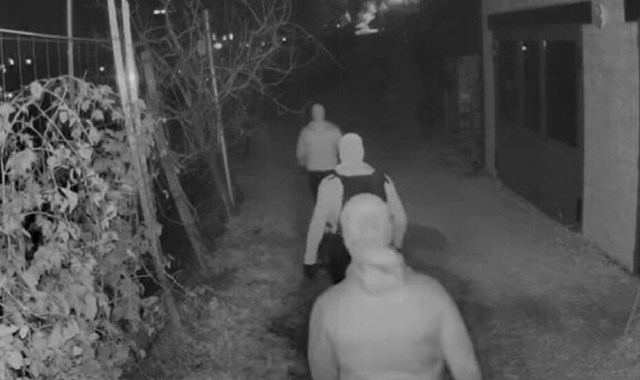 Una delle immagini più angoscianti che un padrone di casa possa  guardare sui monitor dell’impianto video di sorveglianza