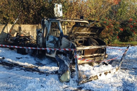 Entra nel camper incappucciato. Poi le fiamme