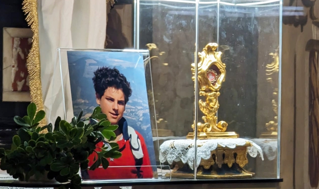 La reliquia di Carlo Acutis nel Santuario di Saronno a febbraio 2024 (foto Blitz)