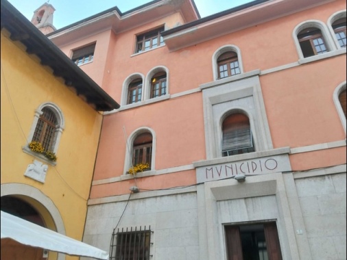 Madre uccide il figlio di 9 anni tagliandogli la gola