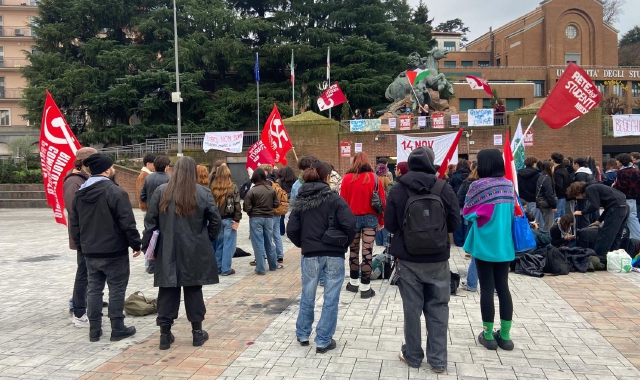 Il presidio organizzato dalla “Rete degli studenti medi” a Varese, in piazza Repubblica 