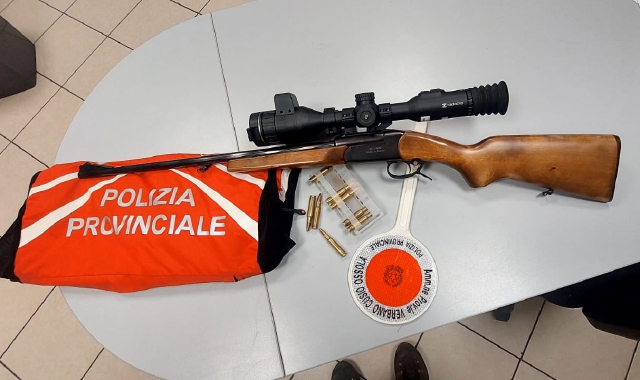 Vedono la polizia e buttano il fucile, cacciatori di frodo nei guai