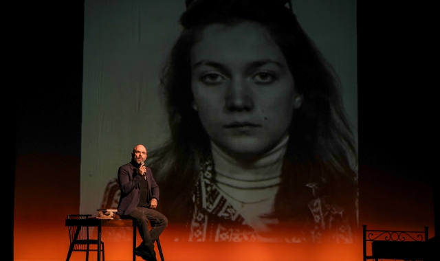 Roberto Saviano al Teatro di Varese. Sullo sfondo la fotografia di Rossella Casini (foto Andrea Cogotti)