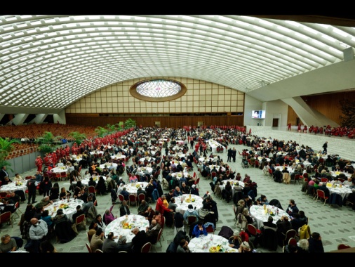 Giornata poveri,a pranzo con il Papa anche una cinquantina trans