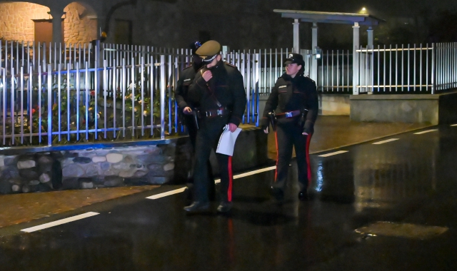 I carabinieri all’esterno della villa di Mesenzana (foto Stefano Benvegnù)
