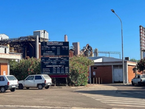 Eurallumina, operai a 40 metri su silo 'Mimit ci convochi'