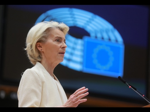 Ue, deficit Italia al 3% quest'anno, Pil limato a +0,4%