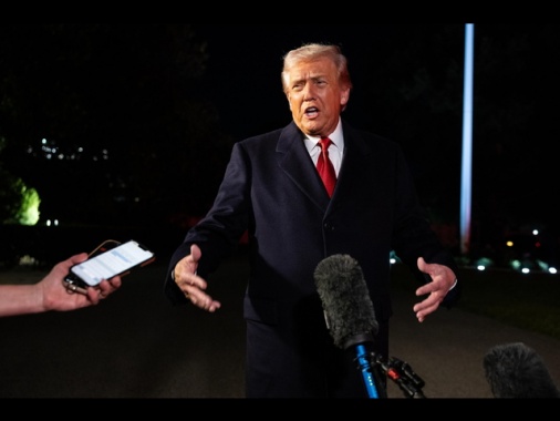 Trump insulta una giornalista, 'stai zitta cicciona'