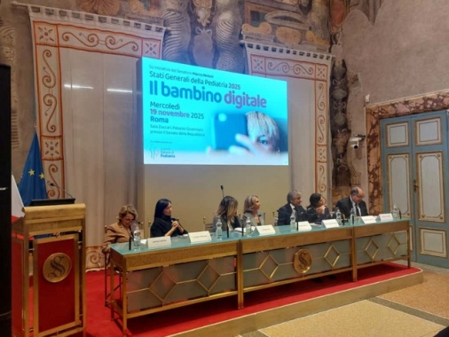 Bimbi troppo digitali, le nuove raccomandazioni dei pediatri