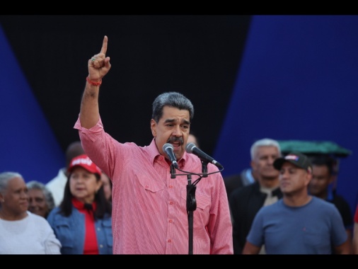 Maduro, 'fucili e missili pronti a difendere il Paese'