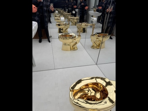 Museo delle stranezze compra il wc d'oro di Cattelan