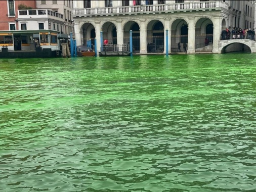 Il Canal Grande di Venezia si colora nuovamente di verde
