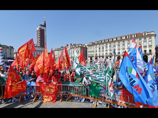 Firmato contratto dei metalmeccanici, aumento medio 205 euro