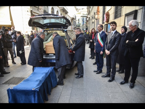 Feretro di Vanoni al Piccolo Teatro, applauso dei milanesi