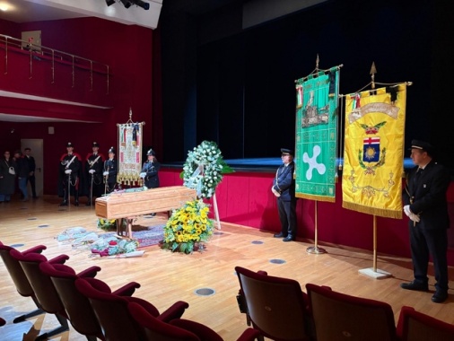 Alla camera ardente di Ornella Vanoni la sua musica in loop