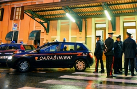 Pugni e bottigliate davanti alla stazione: un ferito