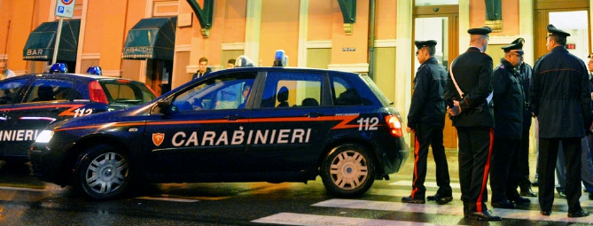 Pugni e bottigliate davanti alla stazione: un ferito