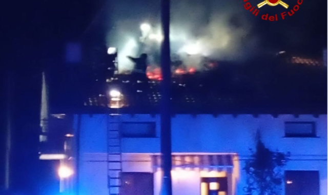 Tetto divorato dal fuoco, famiglia sfollata