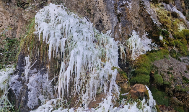 Le cascate iniziano a ghiacciare: è già inverno