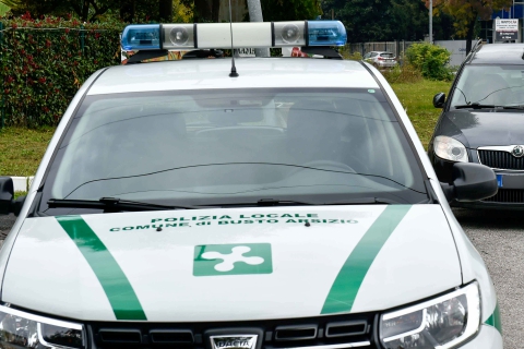 Investe due persone sulle strisce e scappa: preso