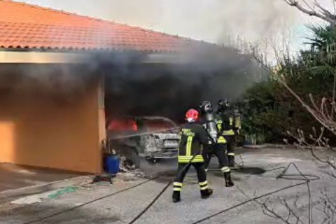 Fiamme nel garage, auto e scooter “divorati” dal rogo