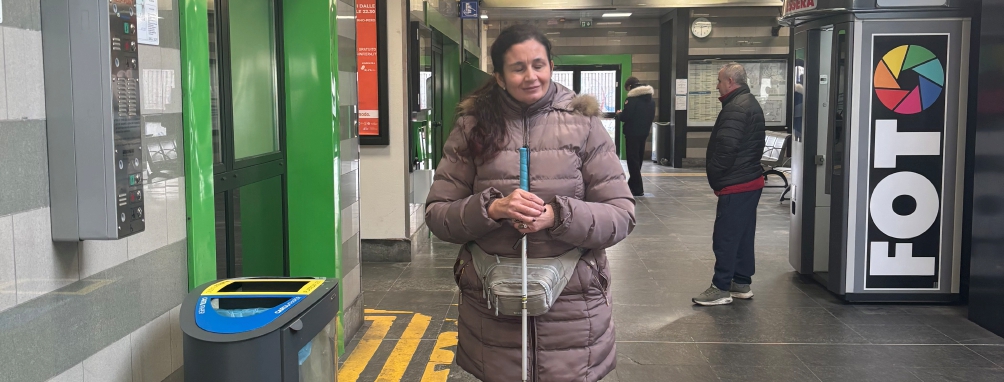 La pendolare non vedente lasciata sola ai binari