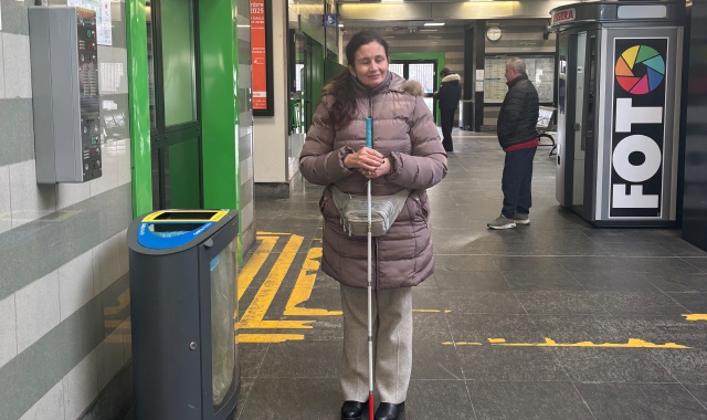 Antonella Tripano durante il giro alla stazione di via Vincenzo Monti insieme con  Prealpina. A destra e sotto, immagini di ordinario degrado nello scalo delle Fnm utilizzato da migliaia di pendolari 