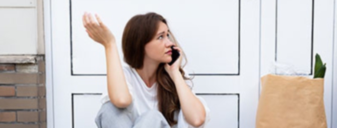 Restare chiusi fuori di casa. E ridere di sé