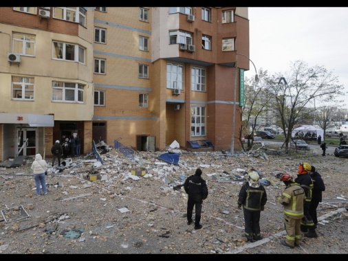 Media, 'potenti esplosioni a Kiev dopo allarme missilistico'